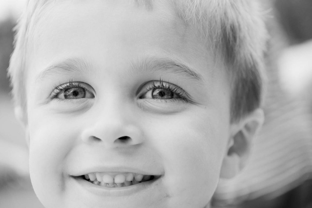 nino sonriendo