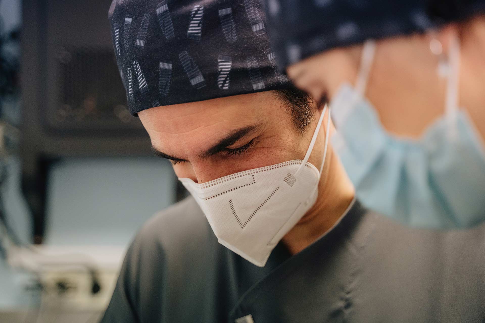 Odontólogo de la clínica Torres con gorro y mascarilla 