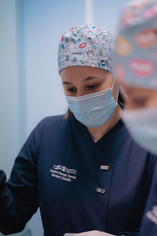 Odontóloga del Centro Dental Torres preparada para realizar un implante con carga rápida