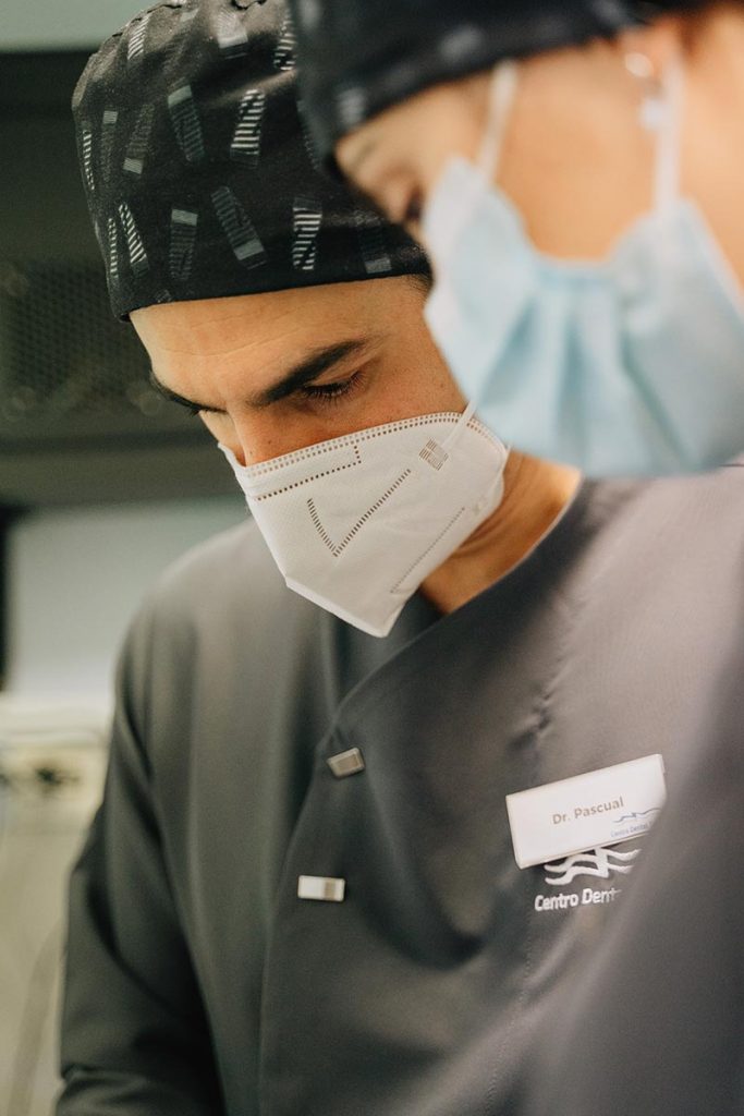 Odontólogo del Centro Dental Torres en una intervención de absceso dental