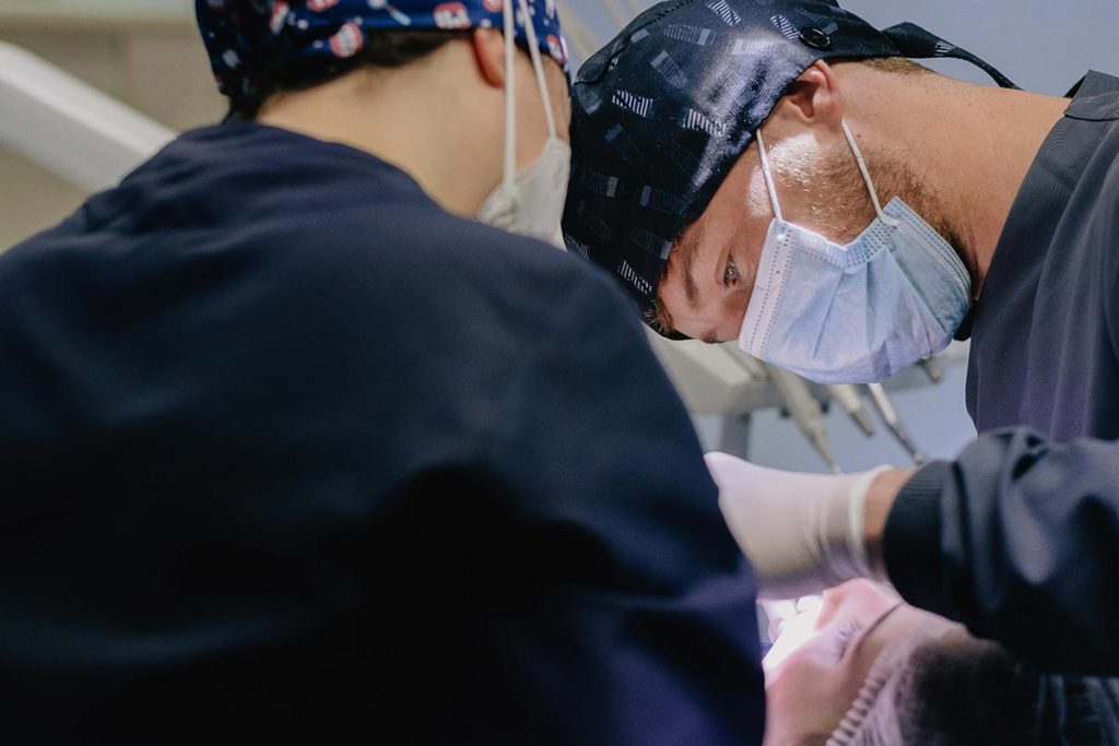 Odontólogo de la clínica Dental Torres en plena intervención de un absceso a un paciente