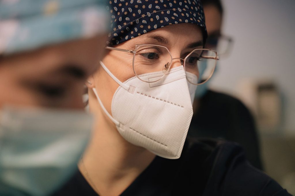 Odontóloga del centro con mascarilla