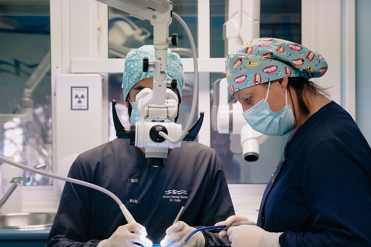 ¿En qué consiste la endodoncia microscópica y cuáles son sus ventajas?